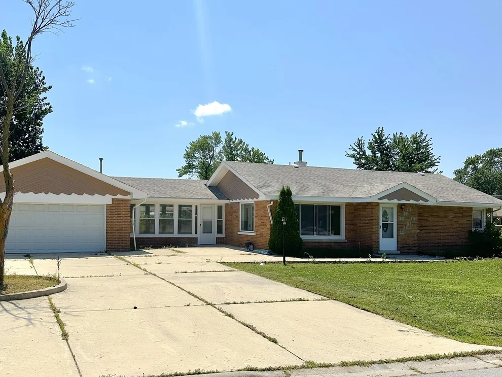 Unit for sale at 9405 S 76th Court, Hickory Hills, IL 60457