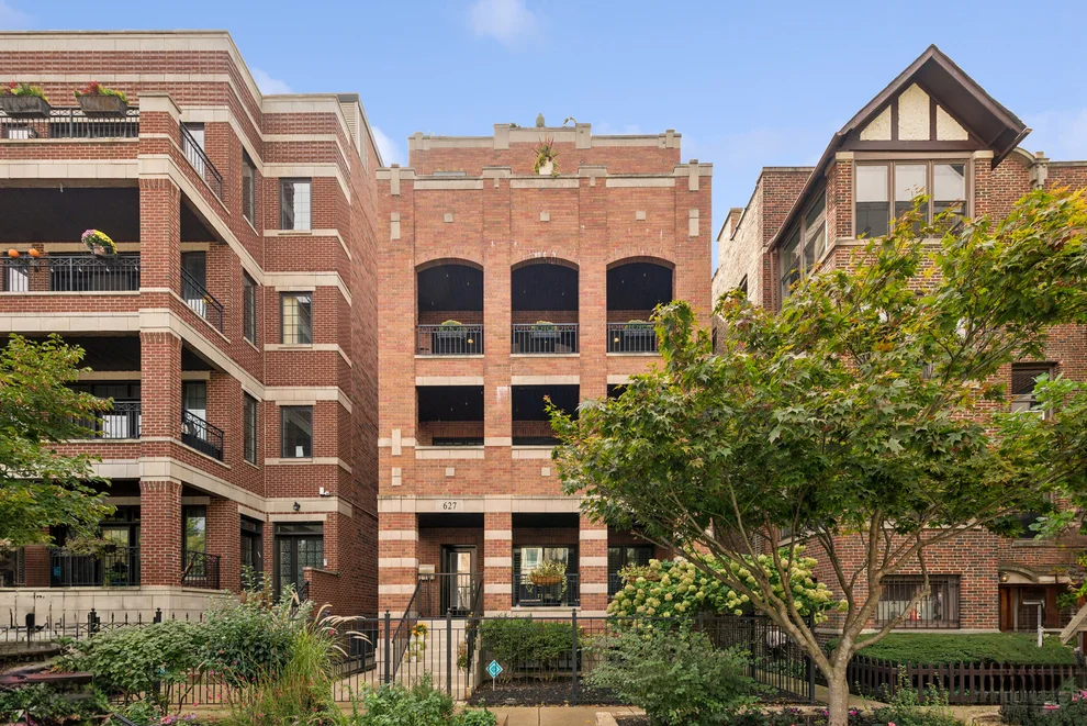 Unit for sale at 627 W Buckingham Place, Chicago, IL 60657