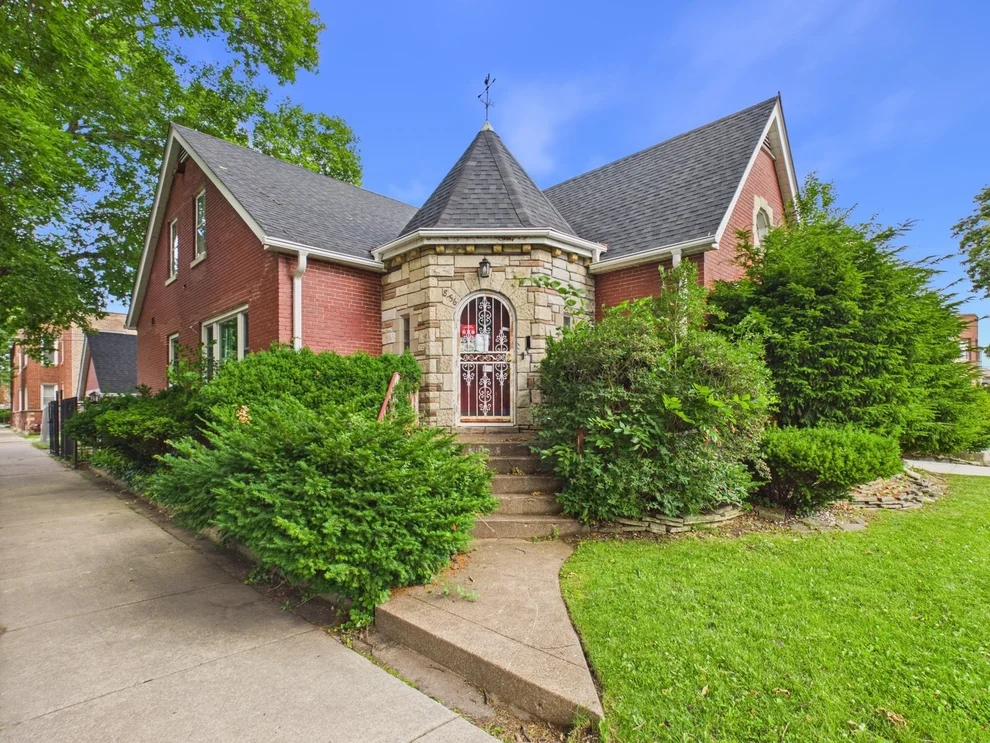 Unit for sale at 8156 S Paxton Avenue, Chicago, IL 60617