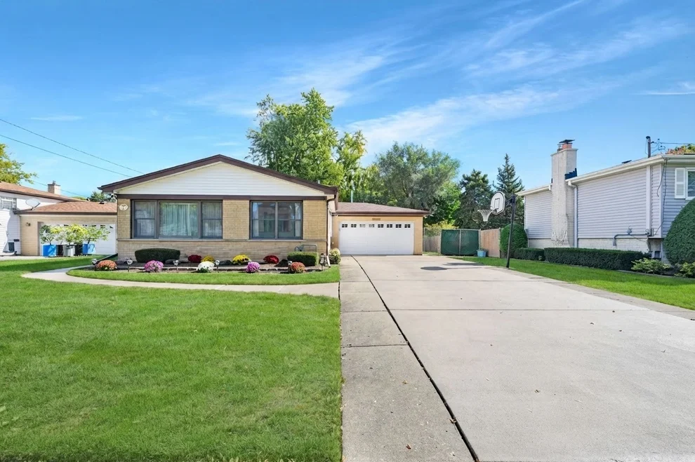 Unit for sale at 1933 Plainfield Drive, Des Plaines, IL 60018