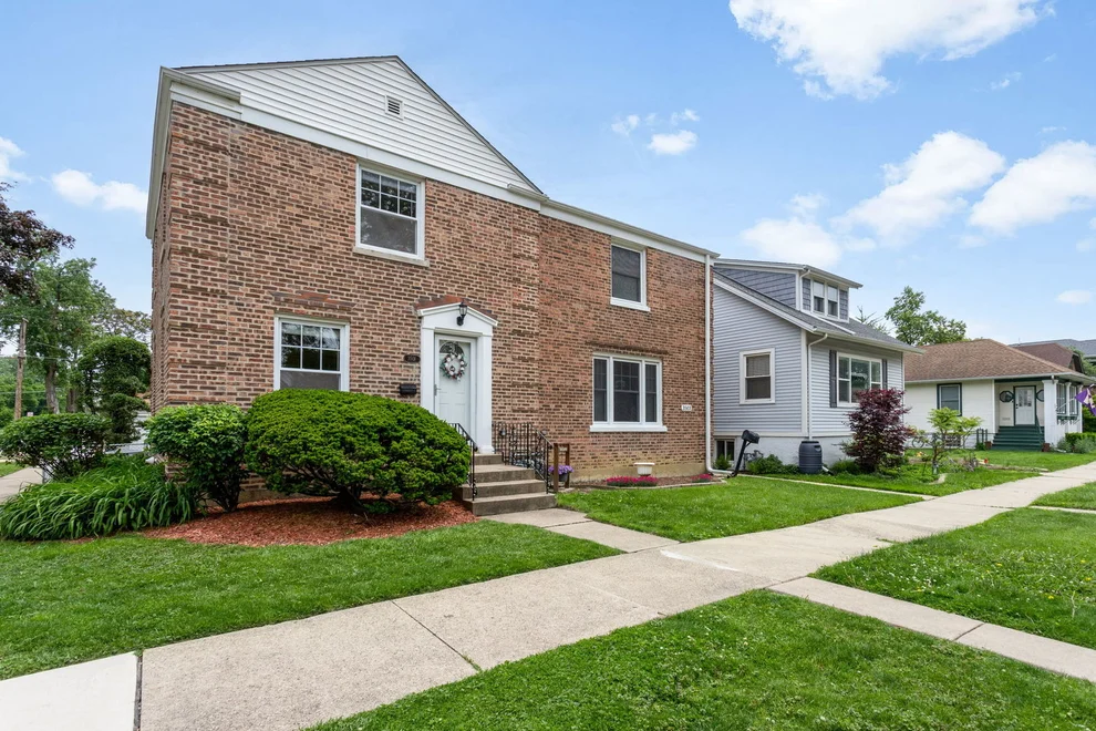 Unit for sale at 3501 Vernon Avenue, Brookfield, IL 60513