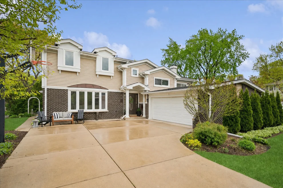 Unit for sale at 2615 N Bradford Drive, Arlington Heights, IL 60004