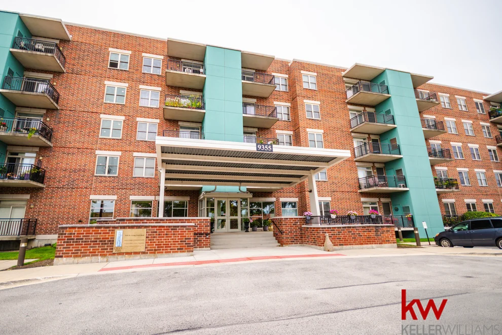 Unit for sale at 9355 Irving Park Road, Schiller Park, IL 60176