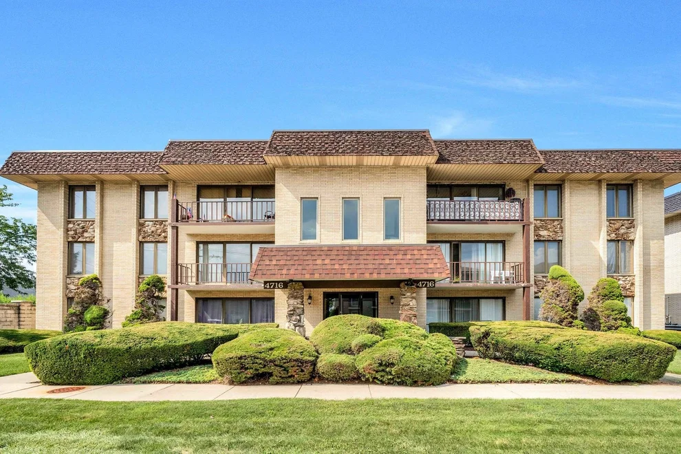 Unit for sale at 4716 W 106th Place, Oak Lawn, IL 60453