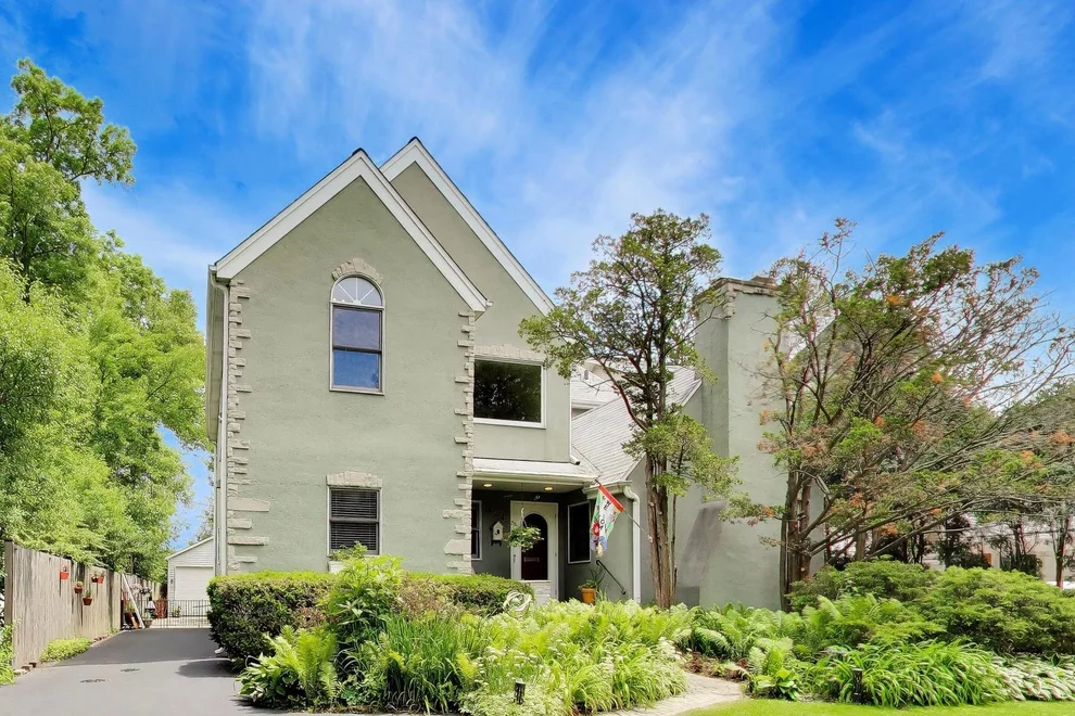 Unit for sale at 124 Lockerbie Lane, Wilmette, IL 60091