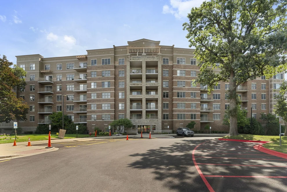 Unit for sale at 125 Lakeview Drive, Bloomingdale, IL 60108