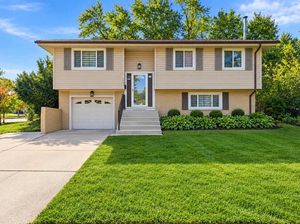 Unit for sale at 1701 Hartmann Drive, Schaumburg, IL 60193
