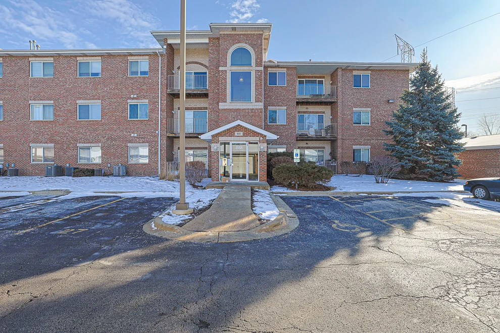 Unit for sale at 881 N Swift Road, Addison, IL 60101