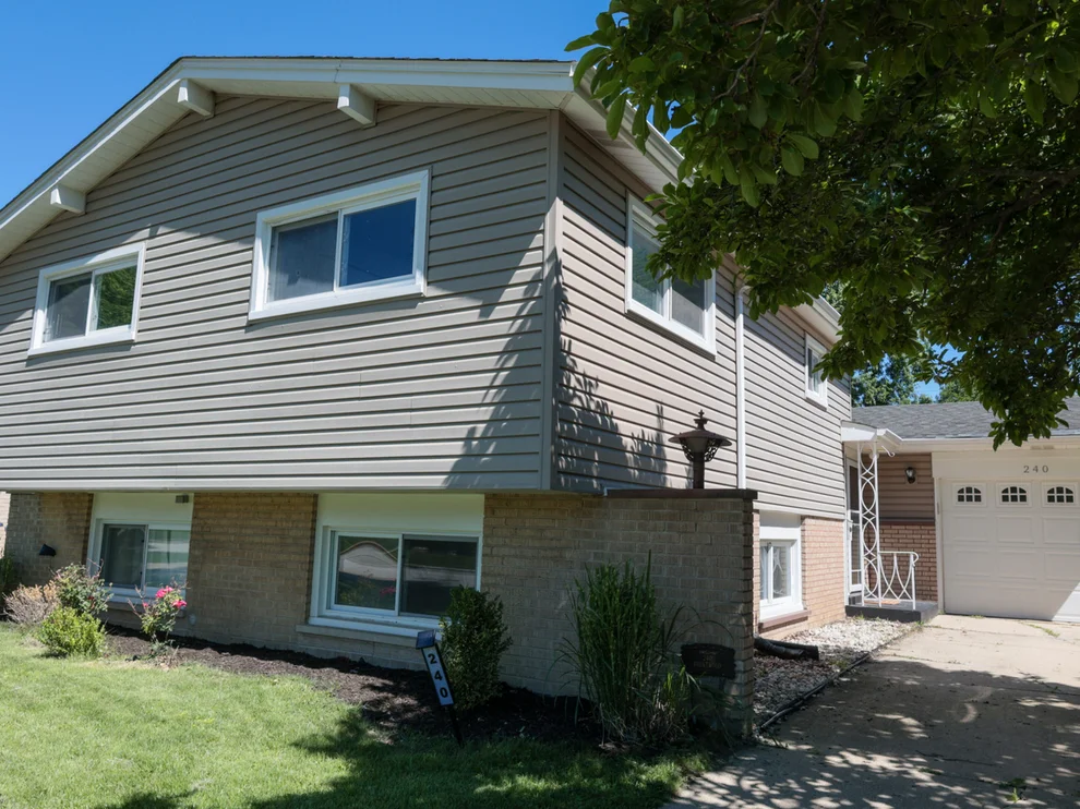 Unit for sale at 240 Brentwood Drive, Des Plaines, IL 60016