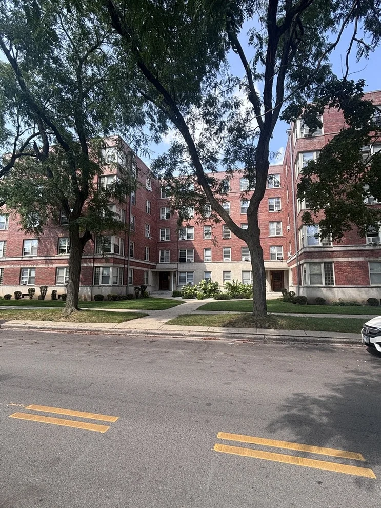 Unit for sale at 2610 W Balmoral Avenue, Chicago, IL 60625