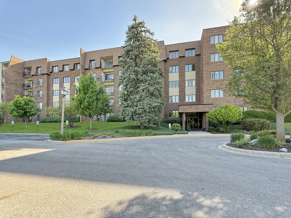 Unit for sale at 453 Raintree Drive, Glen Ellyn, IL 60137