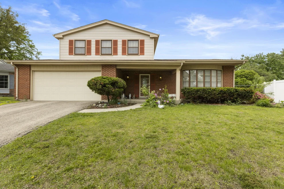 Unit for sale at 762 Oakwood Drive, Westmont, IL 60559