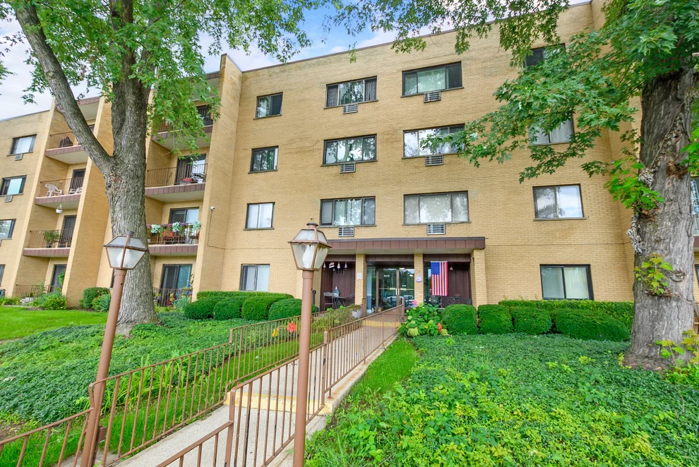 Unit for sale at 6670 S Brainard Avenue, Countryside, IL 60525