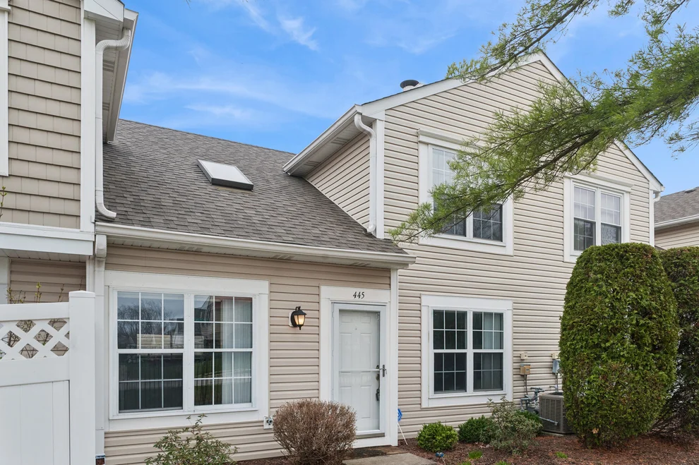 Unit for sale at 445 Le Parc Circle, Buffalo Grove, IL 60089