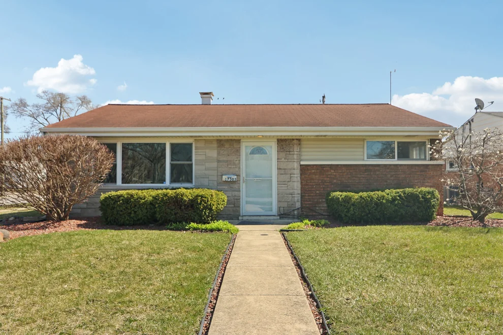 Unit for sale at 17303 Greenbay Avenue SE, Lansing, IL 60438