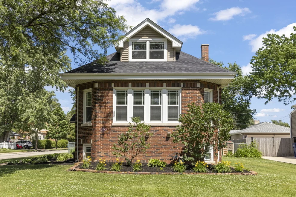 Unit for sale at 501 S Wisconsin Avenue, Villa Park, IL 60181