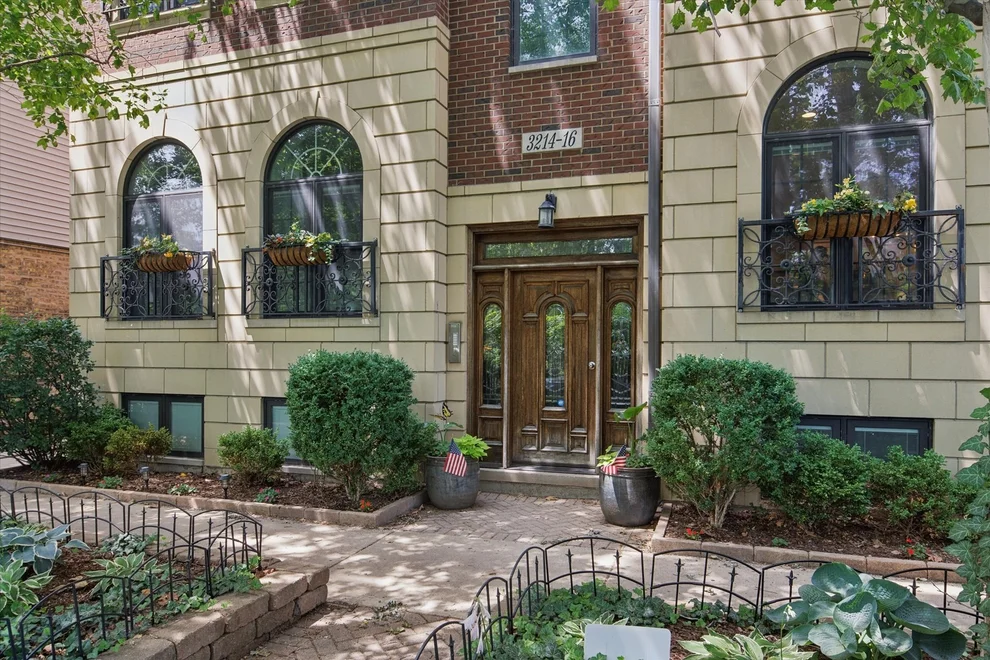 Unit for sale at 3216 N Ravenswood Avenue, Chicago, IL 60657