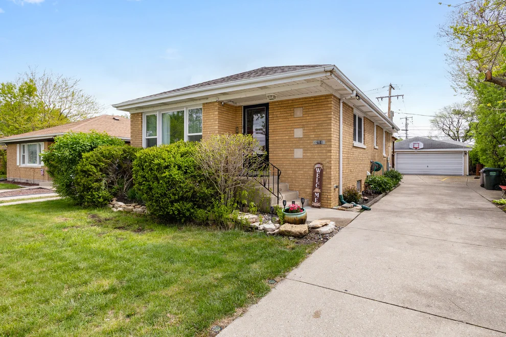 Unit for sale at 2711 Maple Avenue, Brookfield, IL 60513