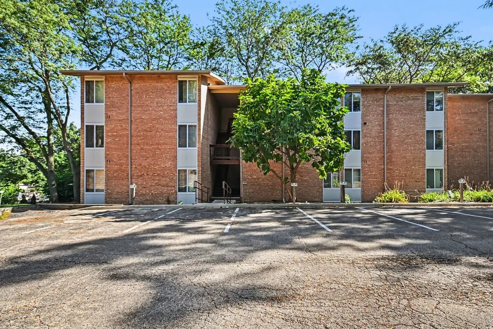 Unit for sale at 5811 Oakwood Drive, Lisle, IL 60532