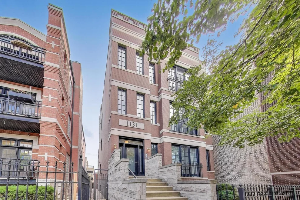 Unit for sale at 1131 W Grace Street, Chicago, IL 60613
