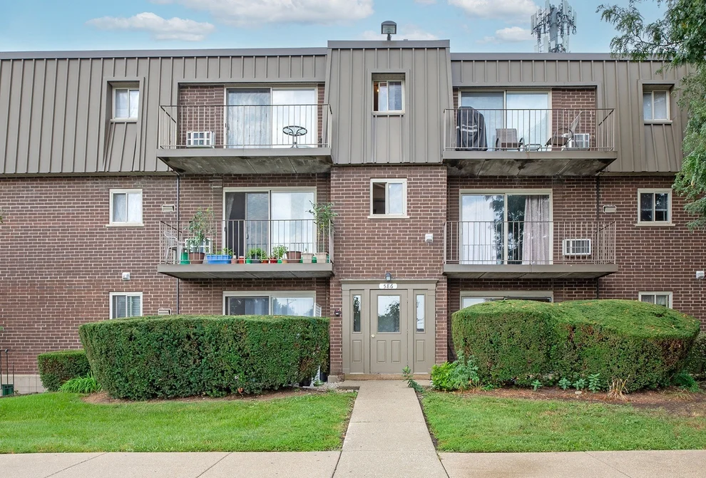 Unit for sale at 586 Fairway View Drive, Wheeling, IL 60090