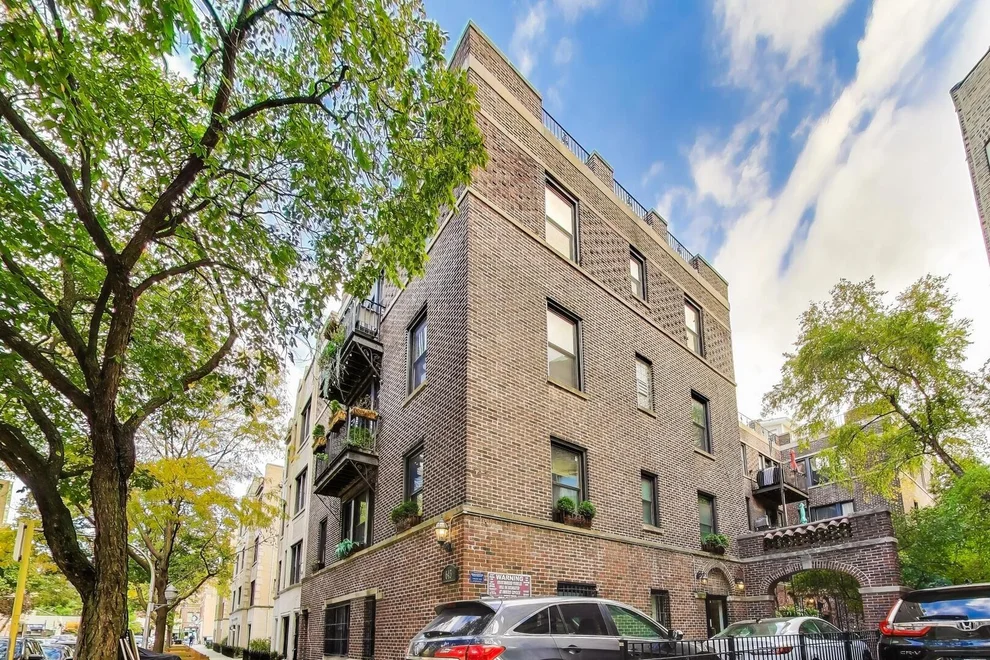 Unit for sale at 643 W Roscoe Street, Chicago, IL 60657