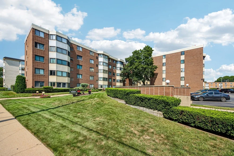 Unit for sale at 5500 Lincoln Avenue, Morton Grove, IL 60053