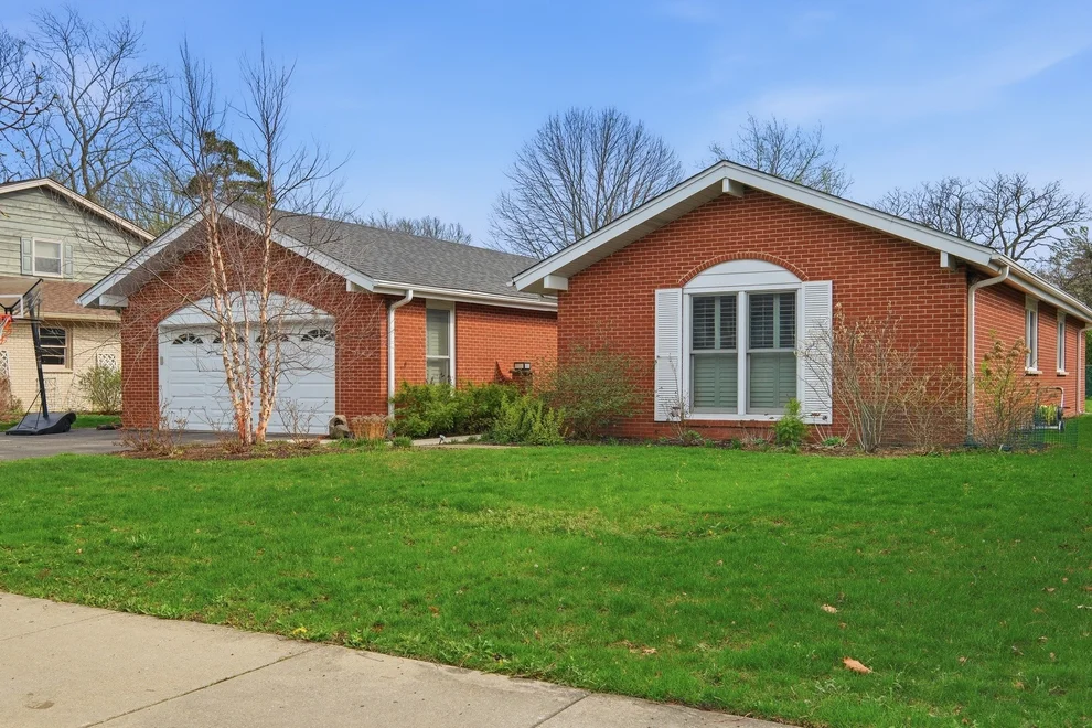 Unit for sale at 955 Summit Drive, Deerfield, IL 60015