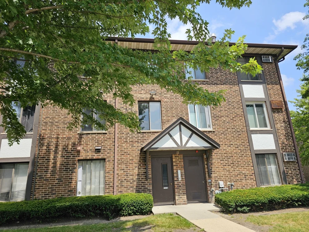 Unit for sale at 11 Crestview Lane, Vernon Hills, IL 60061