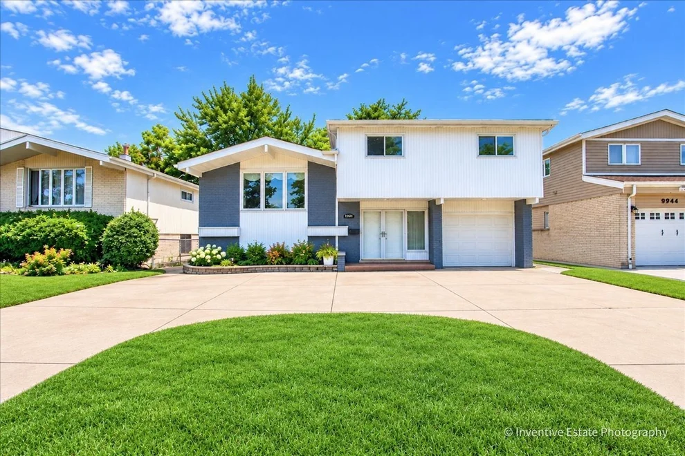 Unit for sale at 9938 N Huber Lane, Niles, IL 60714