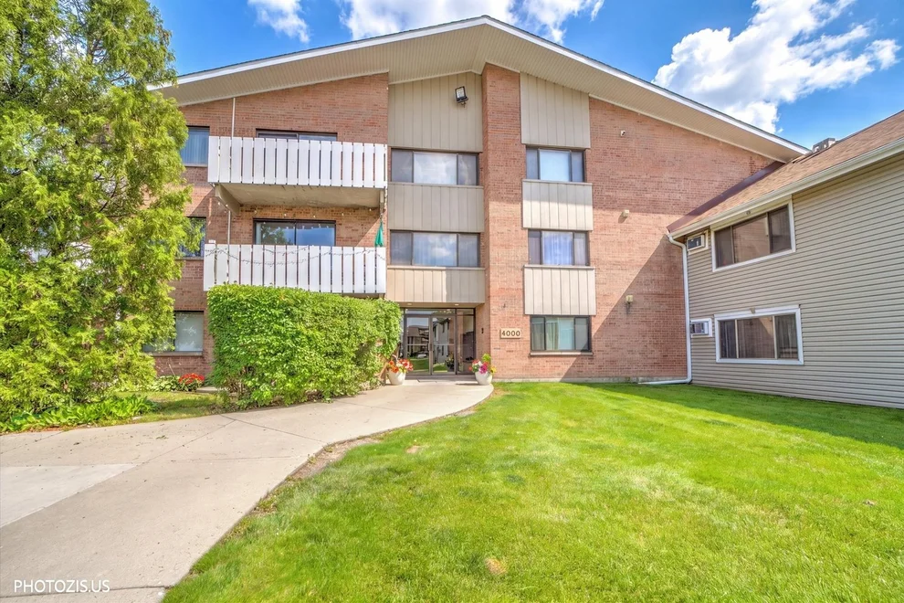 Unit for sale at 4000 Bayside Drive, Palatine, IL 60074