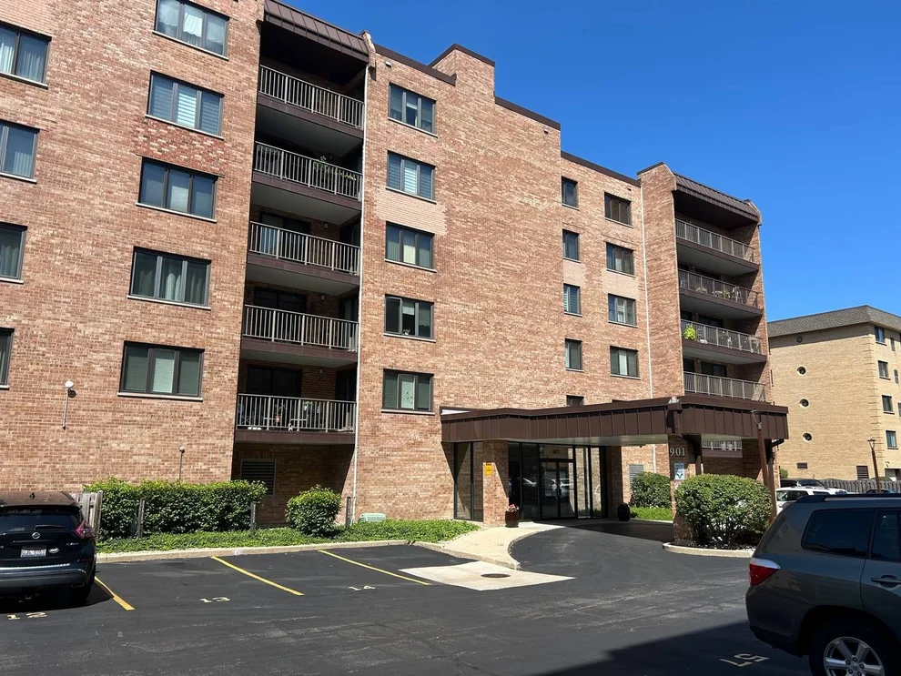 Unit for sale at 901 Center Street, Des Plaines, IL 60016