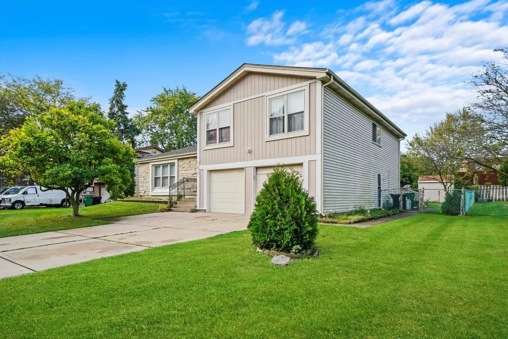 Unit for sale at 304 Sutherland Lane, Bloomingdale, IL 60108