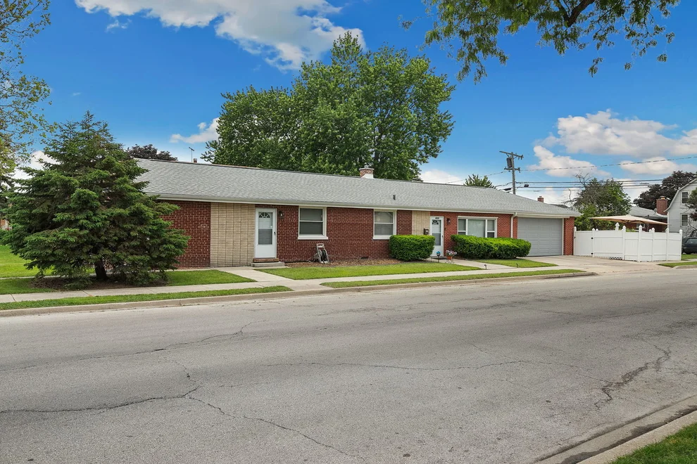 Unit for sale at 8900 S Utica Avenue, Evergreen Park, IL 60805