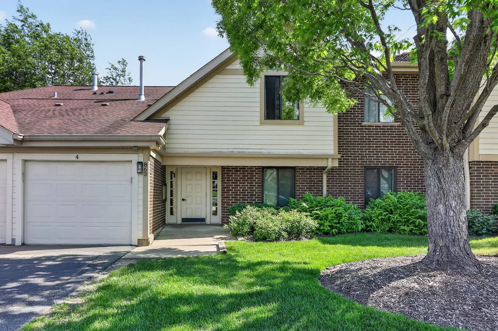 Unit for sale at 863 E Coach Road, Palatine, IL 60074