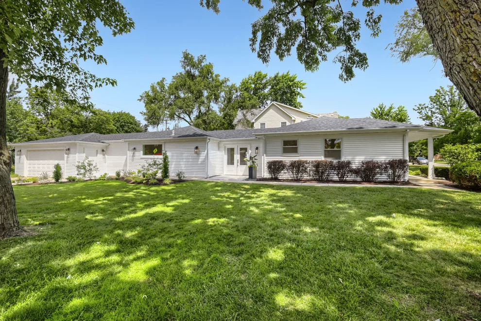 Unit for sale at 132 Mohawk Drive, Clarendon Hills, IL 60514