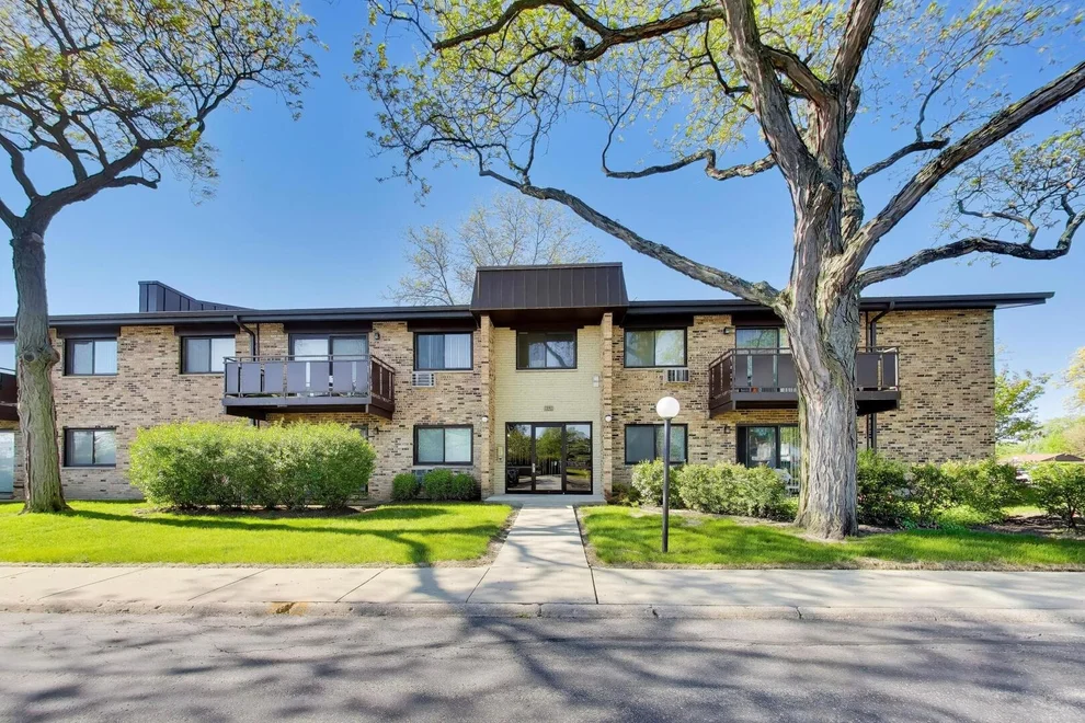 Unit for sale at 2640 N Windsor Drive, Arlington Heights, IL 60004