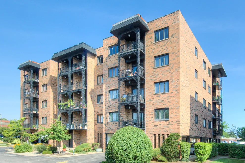 Unit for sale at 9396 Landings Lane, Des Plaines, IL 60016