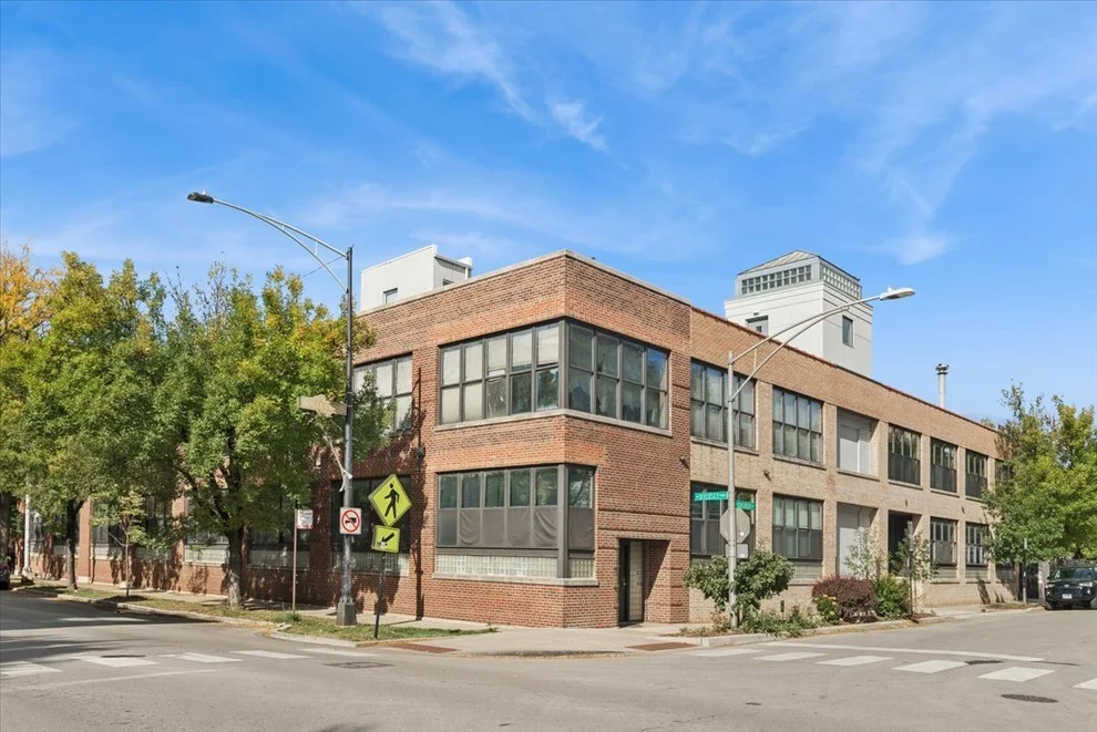 Unit for sale at 2804 N LAKEWOOD Avenue, Chicago, IL 60657
