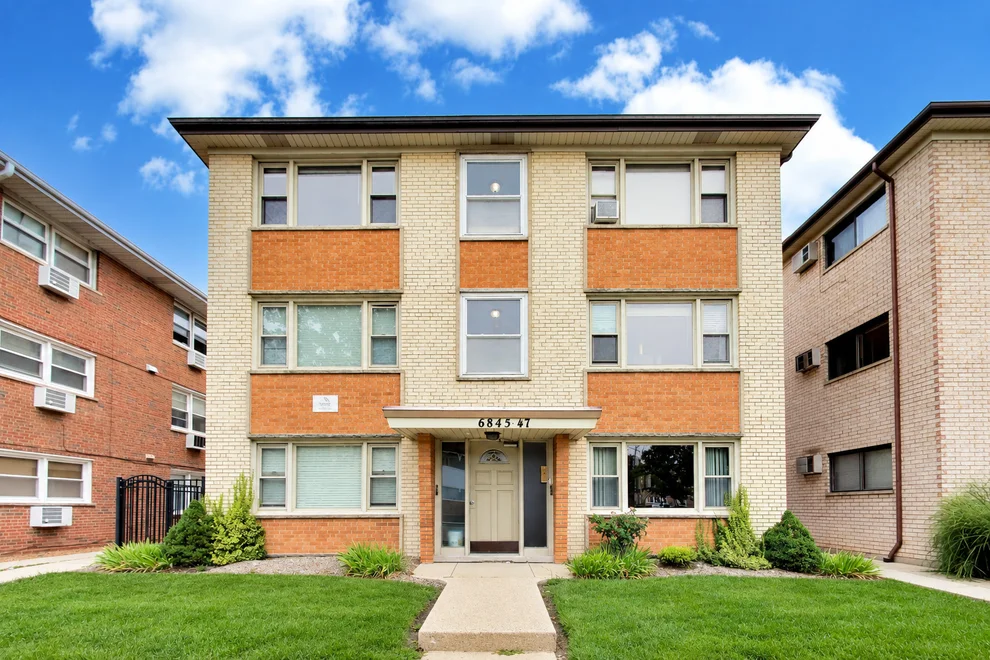 Unit for sale at 6845 N Northwest Highway, Chicago, IL 60631
