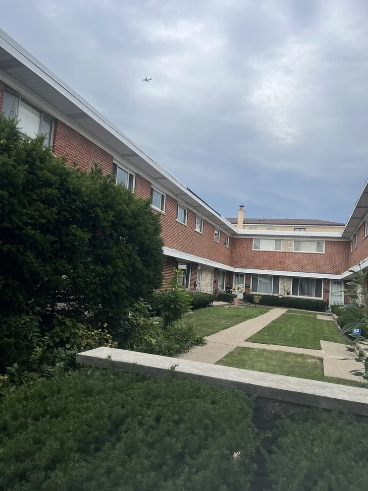 Unit for sale at 3950 W Glenlake Avenue, Chicago, IL 60659
