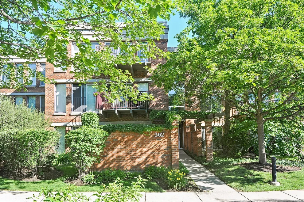 Unit for sale at 362 Kelburn Road, DEERFIELD, IL 60015