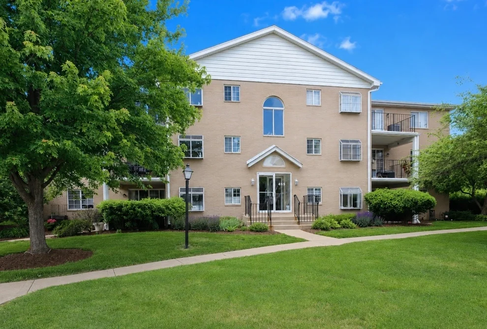 Unit for sale at 466 S President Street, Carol Stream, IL 60188
