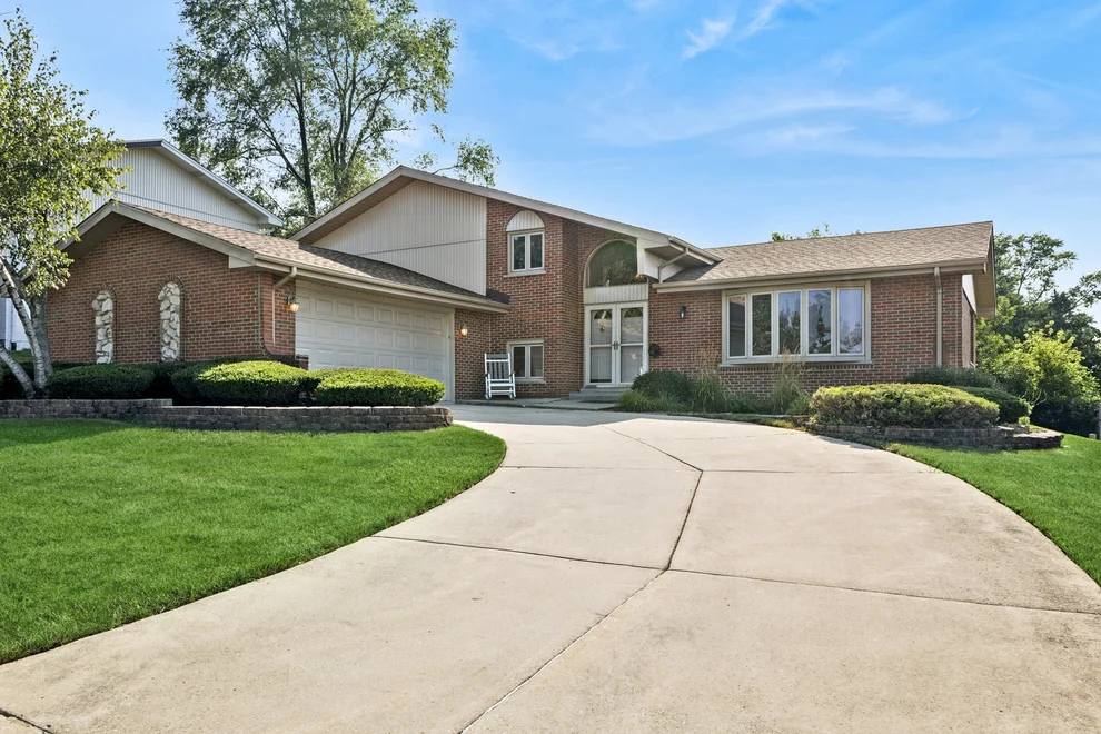 Unit for sale at 13520 Overland Trail, Orland Park, IL 60467