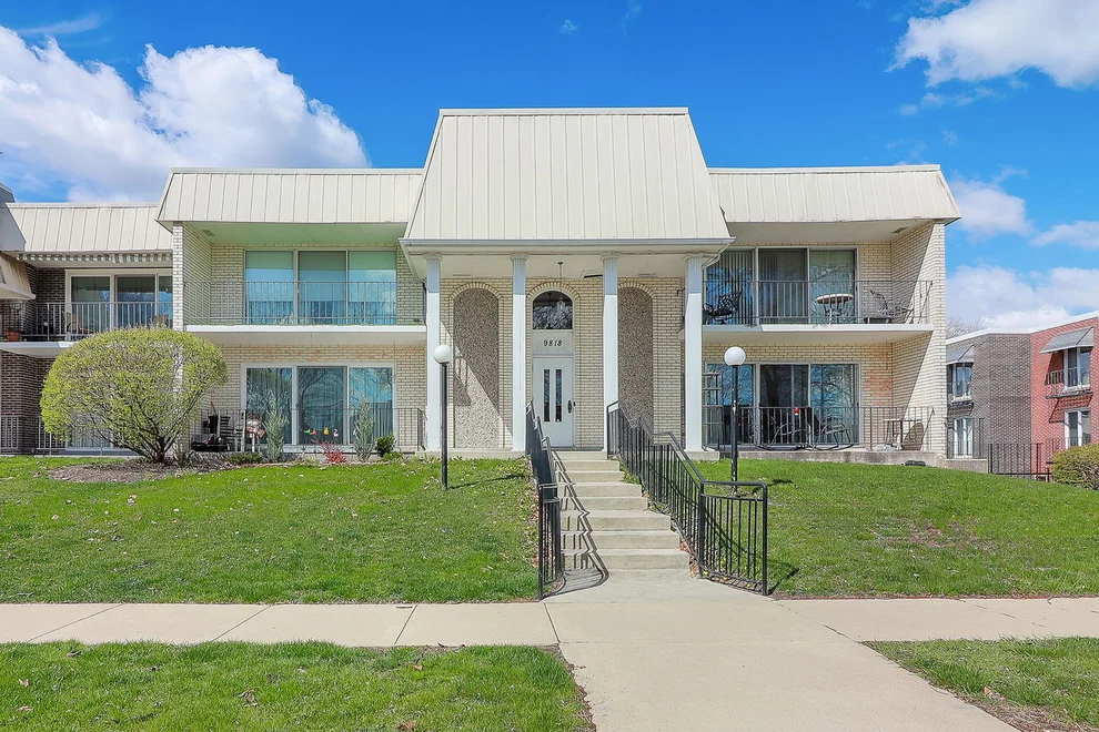 Unit for sale at 9818 S Karlov Avenue, Oak Lawn, IL 60453
