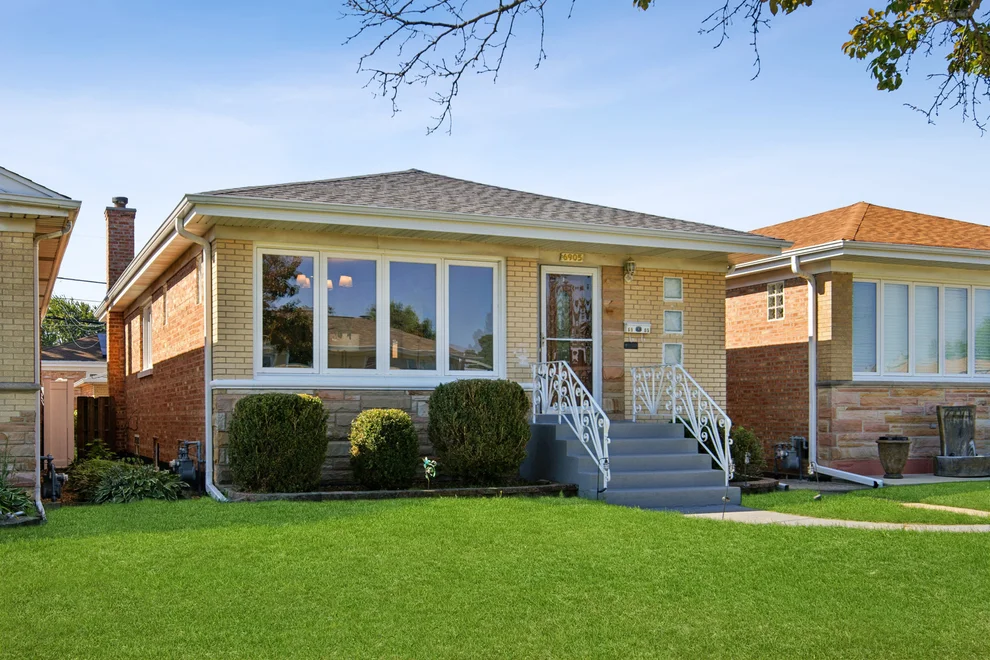 Unit for sale at 6905 W Leland Avenue, Harwood Heights, IL 60706