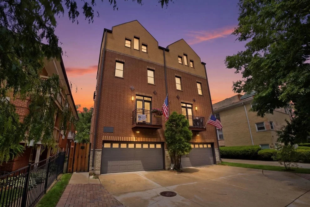 Unit for sale at 413 S Kenilworth Avenue, Oak Park, IL 60302
