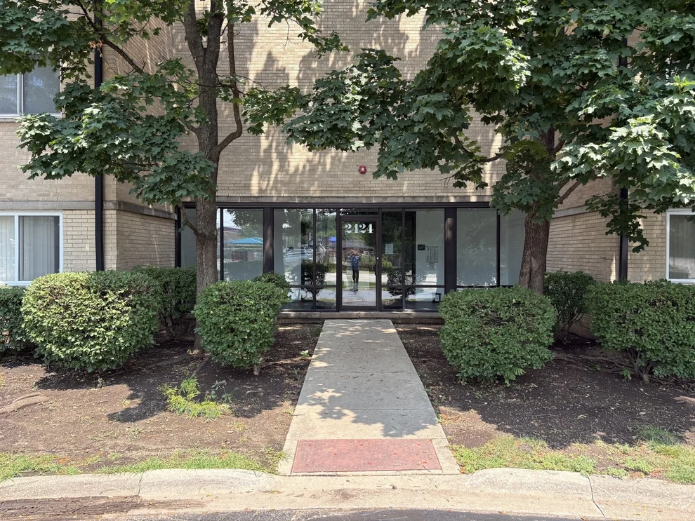 Unit for sale at 2424 E Oakton Street, Arlington Heights, IL 60004