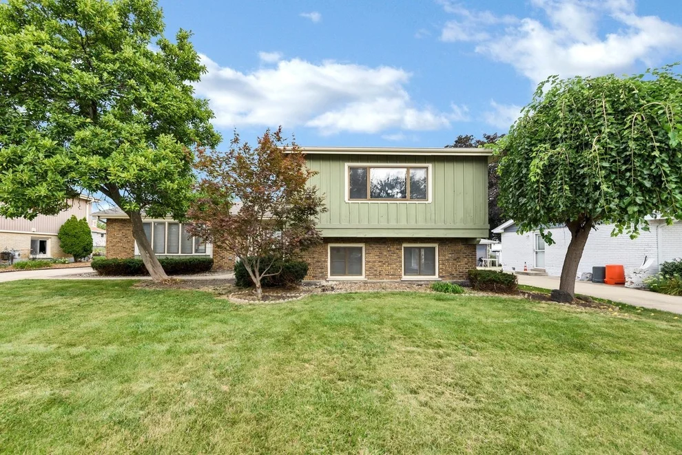 Unit for sale at 1734 W Rampart Road, Addison, IL 60101