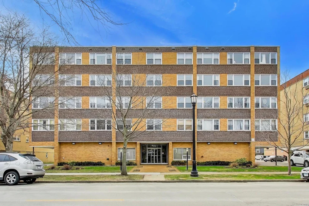 Unit for sale at 720 Oakton Street, Evanston, IL 60202